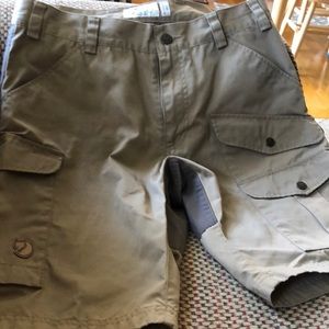 FJ’A’LL R’A’VEN Mens shorts US size 30-31” khaki and brown.
